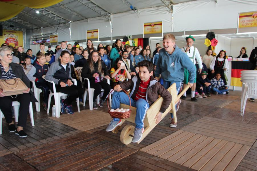 Brincadeiras garantiram boas risadas durante o Kerb das Escolas