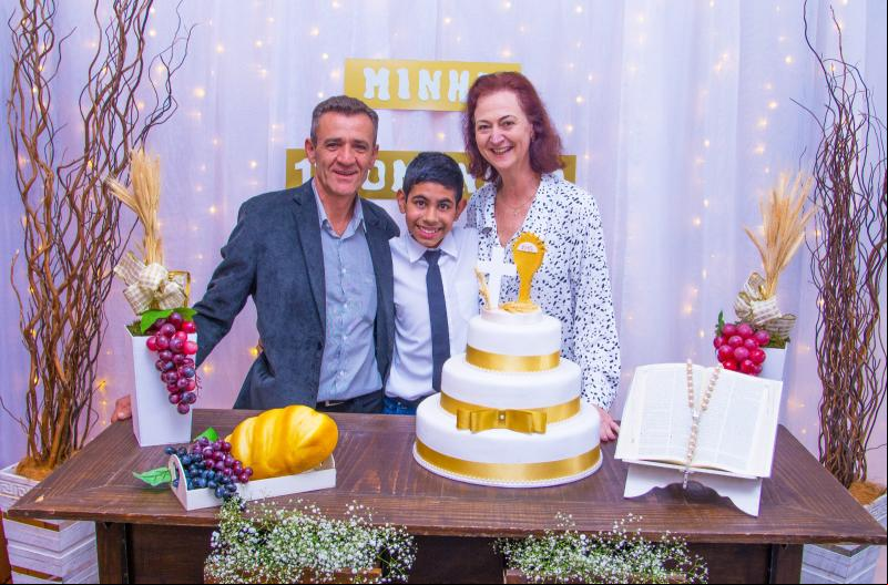 Bruno recebeu a Primeira Comunhão no dia 22, na Igreja Católica do Vale Direito. Na foto, com os pais Léo e Eliana (Foto: Leonardo Boufleur Fotografias)