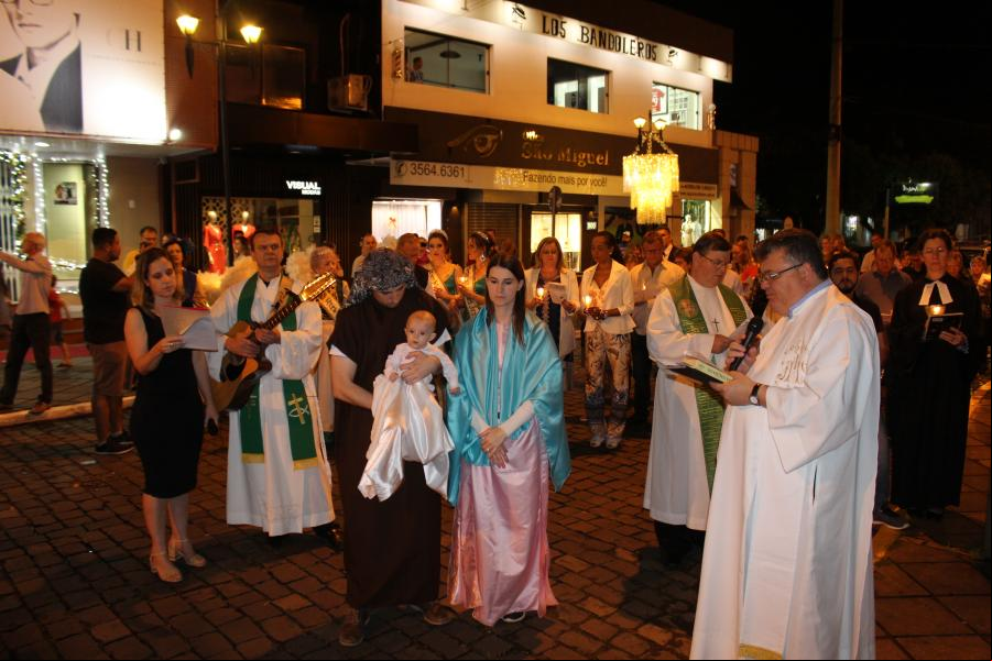 Caminhada Luminosa reuniu comunidades religiosas