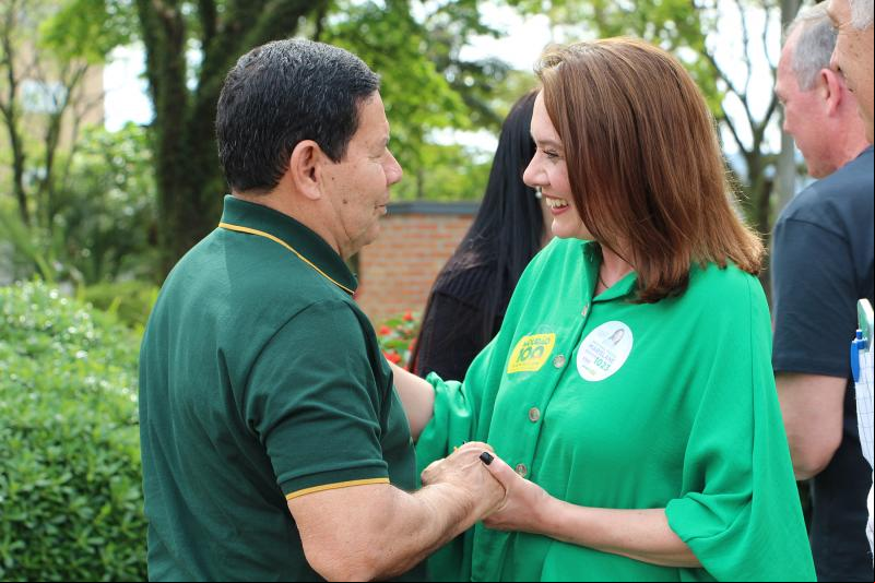 Mourão, um dos principais nomes do partido, esteve em Dois Irmãos com Marislane