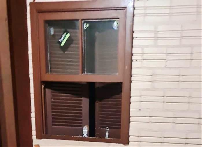 o ao interior da residência foi por uma janela (Foto: Divulgação)