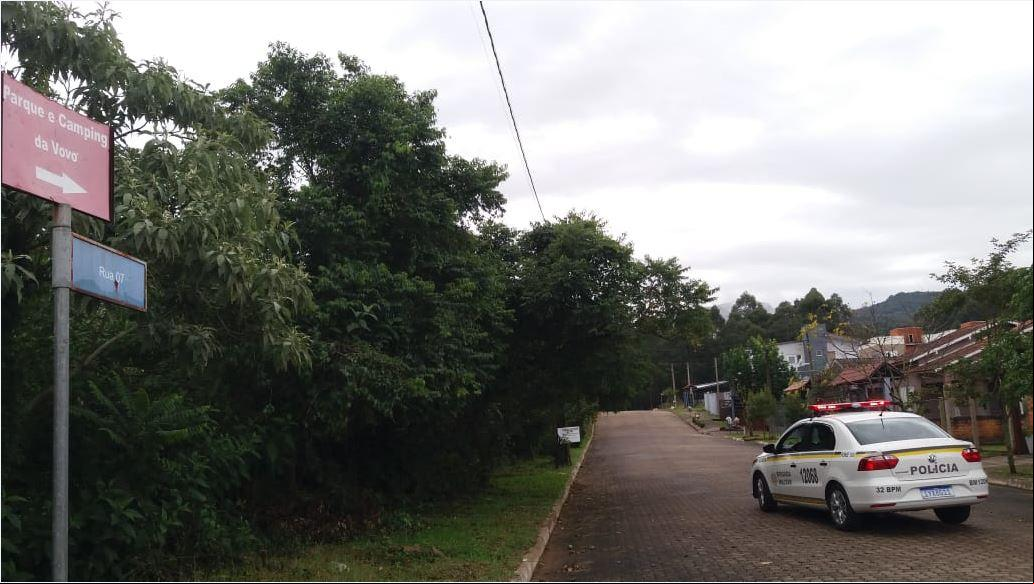 Residência invadida fica na rua 7, próxima a uma área verde