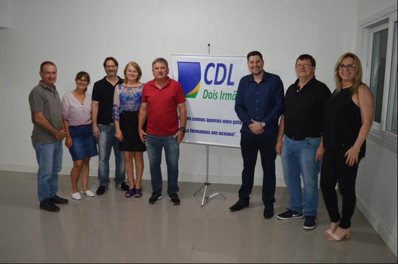 Nova diretoria: Carlos, Siclei, Gustavo, Margareth, Ademir, Felipe, João e Vânia