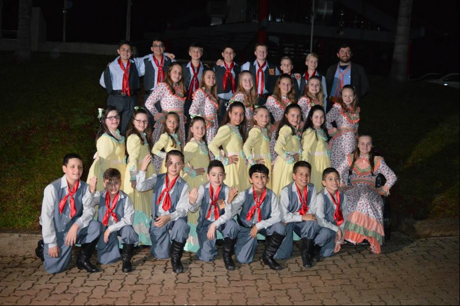 Com trajes novos, grupos do DTG Porteira Aberta receberam a comunidade 