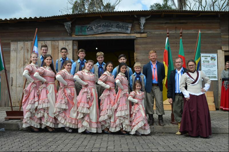 Invernada Juvenil do CTG Liberdade Gaúcha estreou novos trajes no feriado