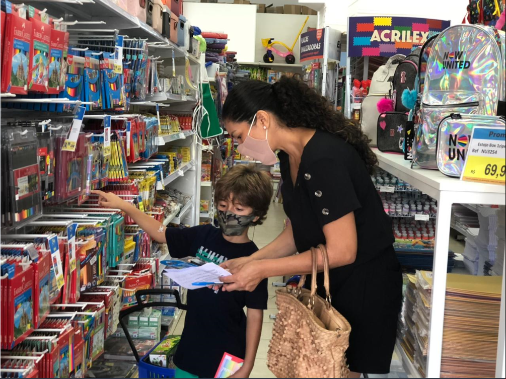 Simone Fensterseifer comprando os materiais para o primeiro ano de escola de seu filho, Tobias Fensterseifer