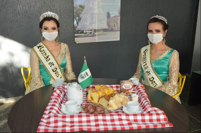 Rainha Tainara Schneider e 2ª Princesa Djenifer Kronbauer estiveram no JDI