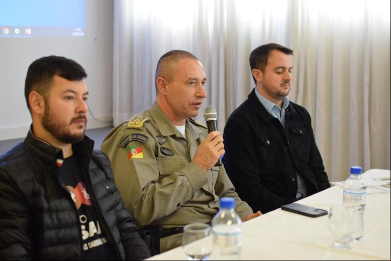 Comandante-geral da BM, coronel Cláudio dos Santos Feoli, com os prefeitos Diego e Jerri