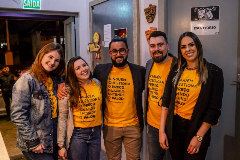 Cristielly Moreira, Bruna Quadros, Maycon Nunes, Adriano e Catieli Muller, da Agência Vela (Foto: Felipe Utz Fotogarfia)