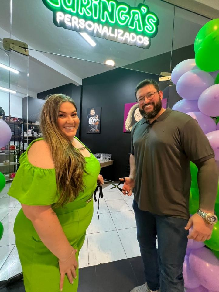 Curinga’s Personalizados está na sala 103 do São Miguel Center. Na foto, os proprietários Janaina Lot e Gerson Braga 