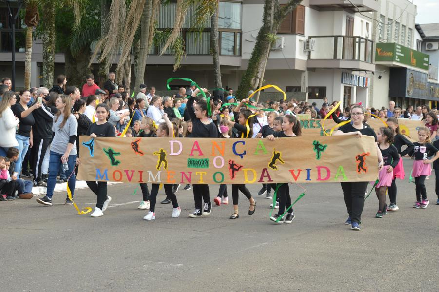 Dança também foi atração na avenida