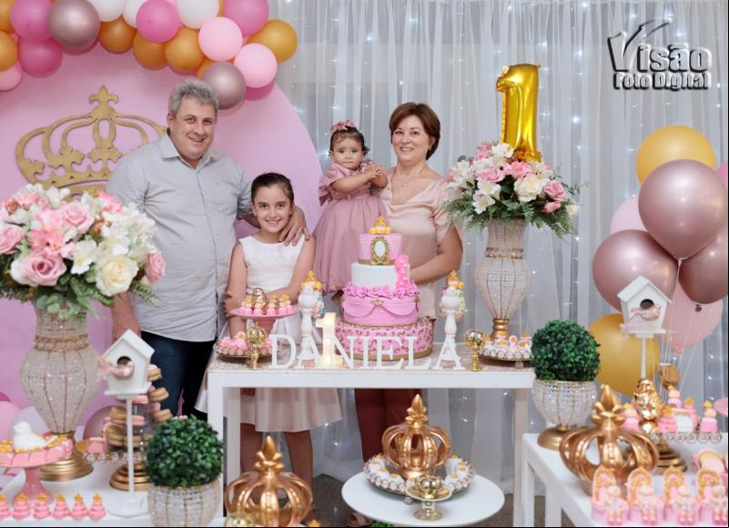 Daniela Rocha Roldao Feiten completou seu 1º aninho ao lado dos pais Marcos e Maria da Glória e da irmã Manuela