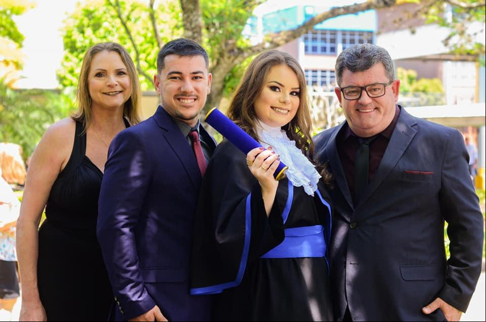 Danusa Gabrieli Lehnen na prova de toga para a formatura em Moda, com o namorado Vinicios Andrade e os pais Cleonisse e Normelio