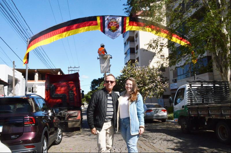 Nesta terça, Sérgio circulou pela cidade e acompanhou o início da colocação da decoração ao lado de Larissa