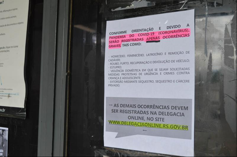 Cartaz na porta explica a situação