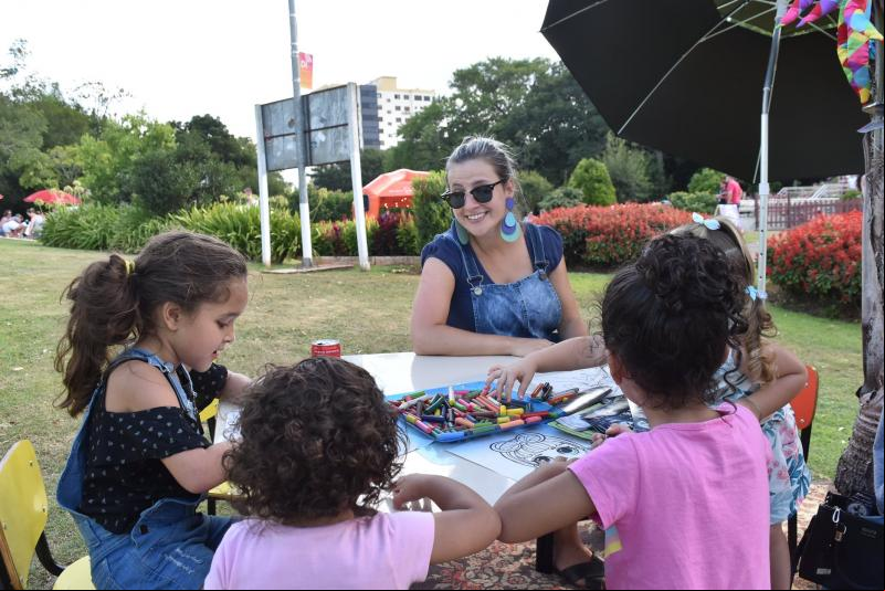 Thaís Backes (ao fundo), chefe do Departamento de Cultura