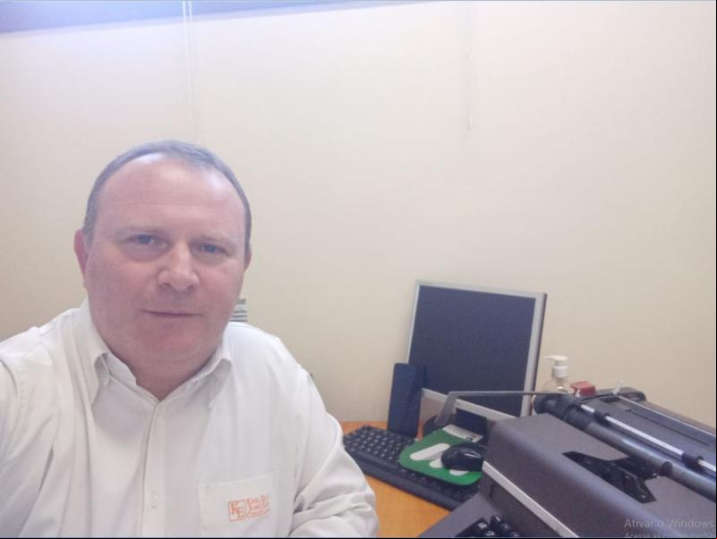 Giovani André Eich: “A imagem é uma referência a atividade, com a máquina de escrever, computador e por fim celular que revela a evolução da informação e tecnologia de nossa atividade”
