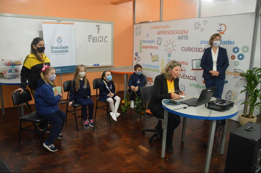 Diretora Shirley Backes e Coordenadora Pedagógica Valéria Bender deram as boas-vindas aos avaliadores