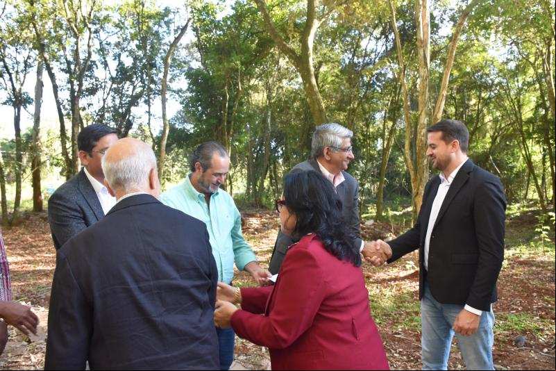 Prefeito Jerri cumprimenta representantes da empresa