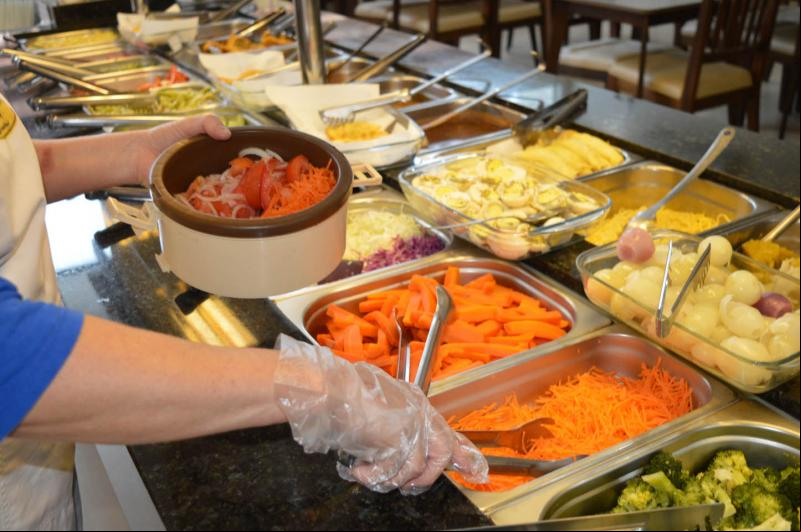 Estabelecimentos adotaram uso de luvas nos buffets