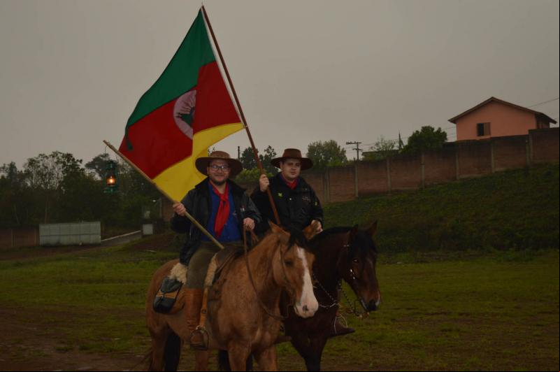 Patrão Fernando e o capataz campeiro Marcos chegando ao DTG Porteira Aberta