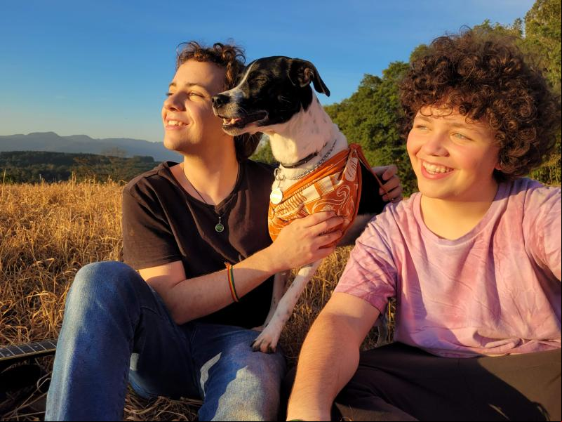 Edu e Tavinho, durante a gravação do clipe, que também contou com a participação especial da Bella, animal de estimação da família (Foto: Divulgação)