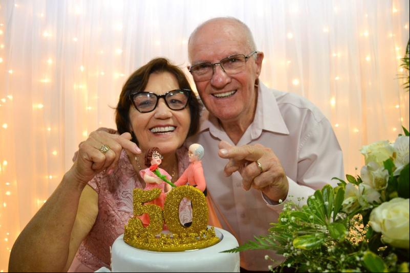 Eni Rebelatto e Nilton Rebelatto completaram 50 anos de casados com celebração no dia 15 de abril (Foto: Melissa Costa Fotografia)