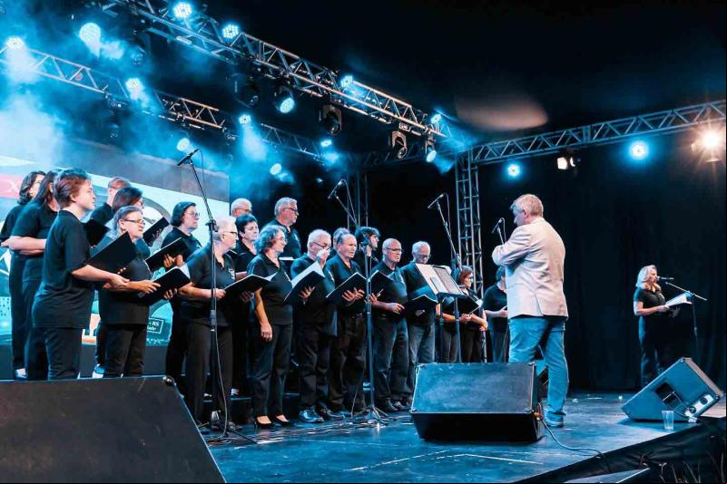 Grupo está aberto a novos cantores, tanto homens quanto mulheres. Em 2023, coral foi homenageado na Câmara de Vereadores (Foto: Divulgação / Natal dos Anjos)