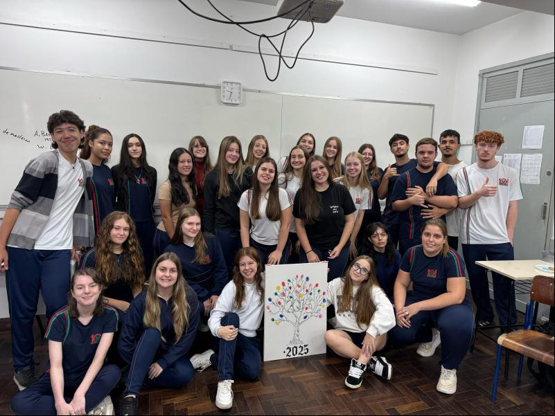 Alunos da turma 201 presentaram a escola com um quadro com as suas digitais (Fotos: Divulgação / 10 de Setembro)