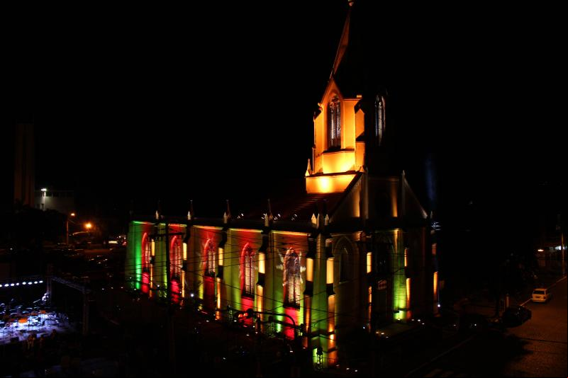 Show de luzes encerrou o domingo em Dois Irmãos