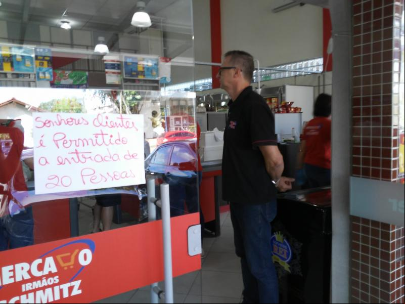 Placa improvisada informa os clientes