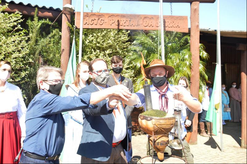 Momento do acendimento da centelha da Chama Crioula na ACTG Portal da Serra. Na foto, vice-prefeito Juarez, patrão da ACTG Diego e Capataz Campeiro Renan