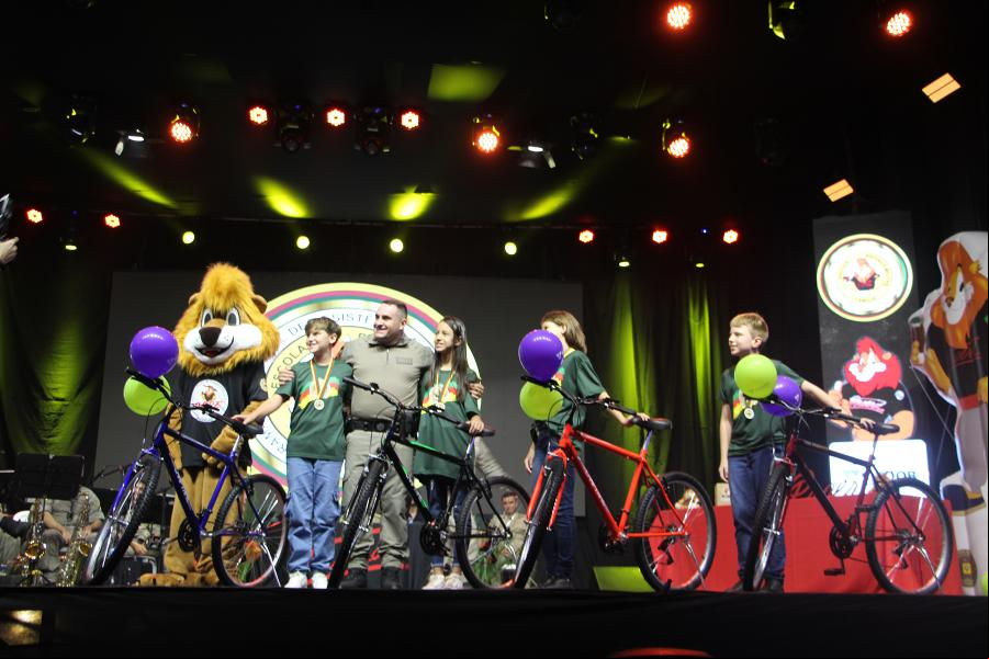 Foram sorteadas quatro bicicletas entre os 17 alunos que se destacam nas redações do Proerd 