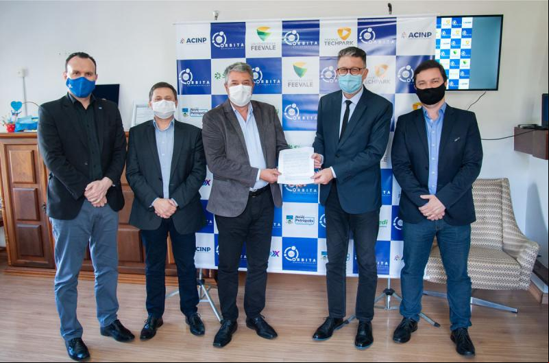 Nascimento, Stahl, Wolf, Prodanov e Streck comemoram a parceria (Fonte: Feevale)