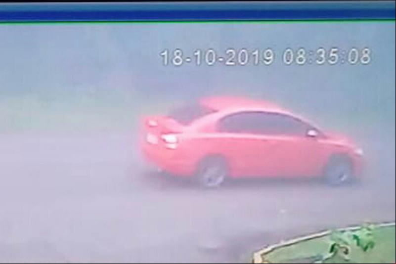 Carro dos bandidos foi flagrado por câmera de segurança