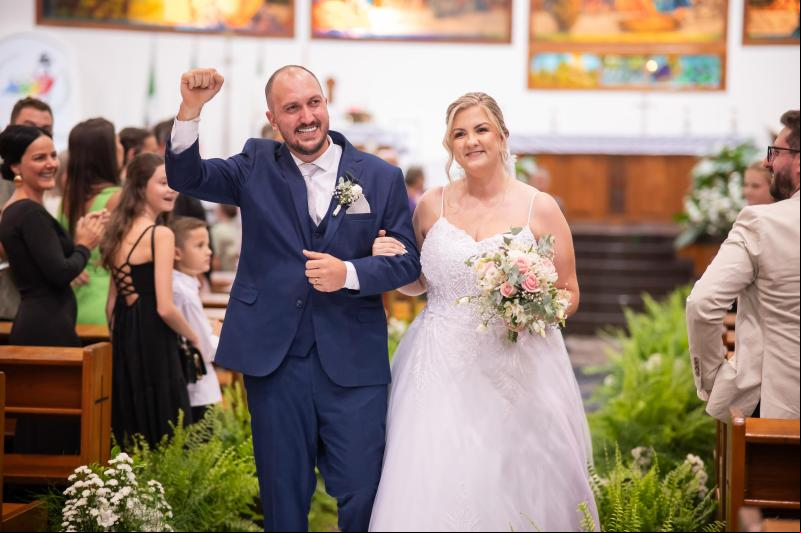 Jardel Görgen e Jayne Büttenbender Görgen casaram no dia 22 de março na Igreja Matriz São Miguel (Foto: Brenda Altenhofen e Nicolas Kunkel)