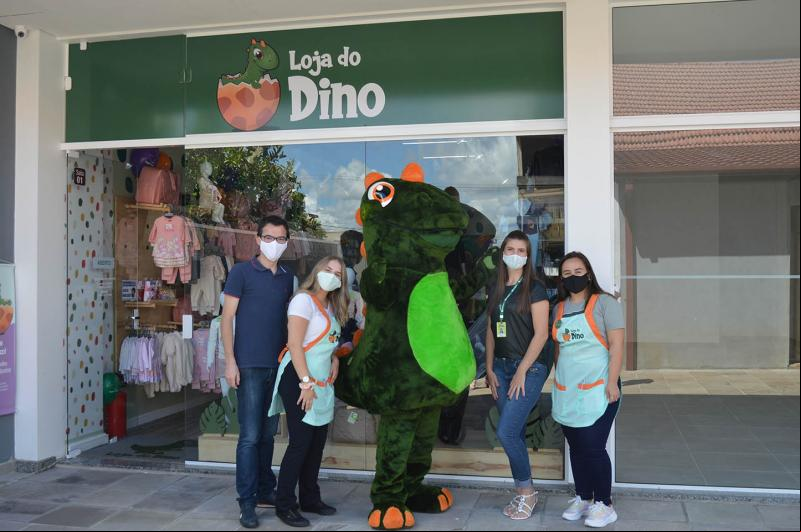 Jerri, Maria Eduarda, Dino, Jordana e Kelly na inauguração da loja 
