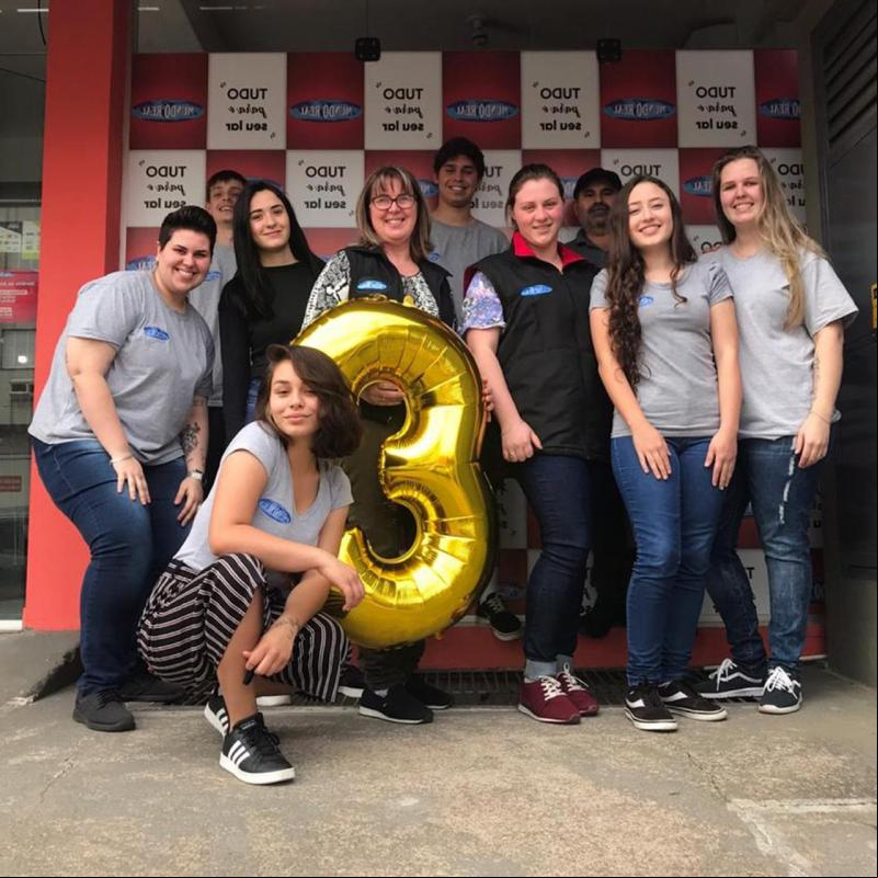 Loja Mundo Real completou 3 anos em Dois Irmãos: Igor, Matheus, Cláudio, Natália, Jaqueline, Odete, Rauana, Ketlin e Patrícia