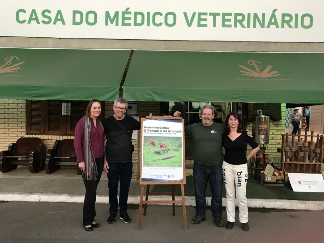 Luiz Felippe (2º da esquerda para a direita) recebendo a premiação do concurso