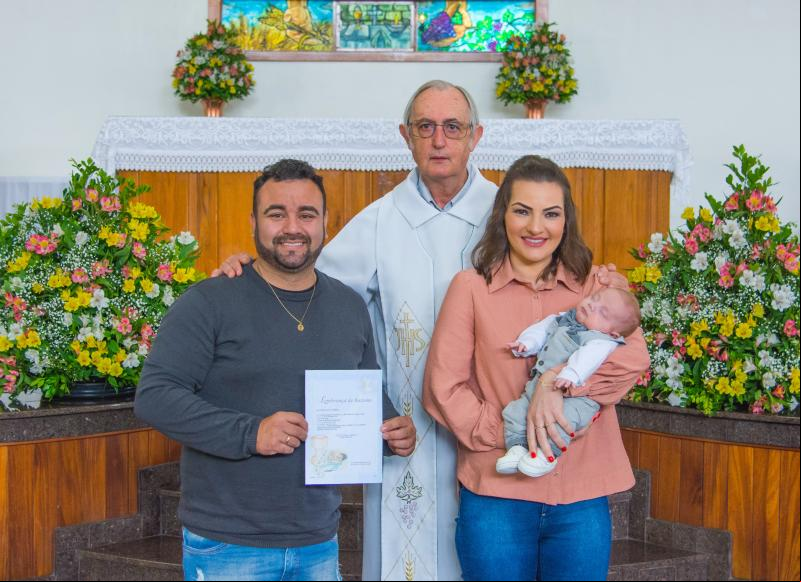 Margarete Fátima Lang e Alexandre do Amaral com o filho Heitor, que foi batizado no dia 28 de maio na Igreja Matriz de Dois Irmãos (Leonardo Boufleur Fotografias)