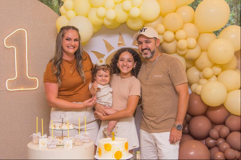 Maria Isabel Staudt dos Santos celebrou seu primeiro aniversário no dia 11 de fevereiro, com os pais Ana Paula e Roberto e a irmã Marina (Foto: Leonardo Boufleur)