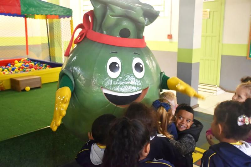 Mascotes Seleco e Seleca levam conscientização às escolas de Dois Irmãos