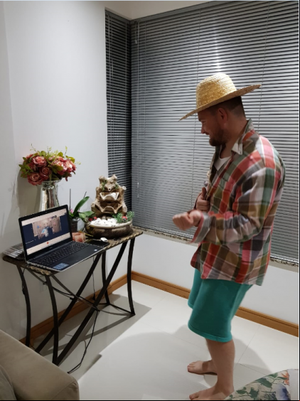 Matheus, da Coordenação, participando da aula de música e dança do professor Luciano