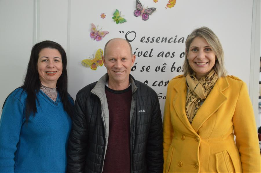 Minéia Taís dos Santos (técnica de apoio pedagógico), Inácio Afonso Spohr (secretário da escola) e Eleandra Gnoatto Ferreira (diretora)