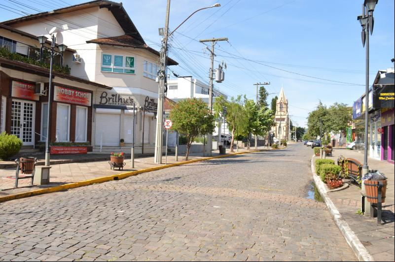 Avenida São Miguel deserta na manhã desta quinta-feira
