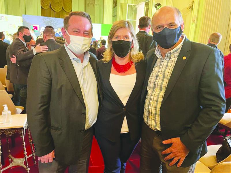 Prefeita Carla com o secretário de Turismo, Ronaldo Santini, e deputado estadual Dirceu Franciscon (PTB)