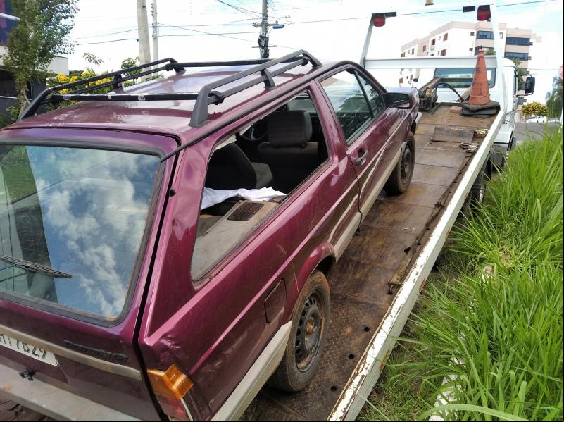 Veículo foi abandonado no bairro Primavera