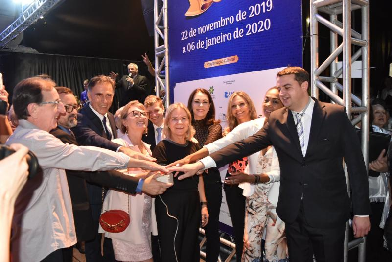 Autoridades e pioneiros do Natal dos Anjos acenderam a grande árvore