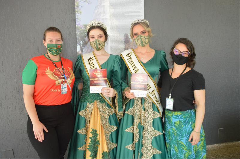 Larissa Mentz, do Departamento de Turismo; Rainha de Dois Irmãos Tainara Schneider e 2ª Princesa Djenifer Kronbauer, com Bela Reichert, da Um Cultural