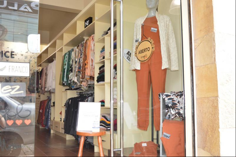 Centro com várias lojas abertas pela manhã